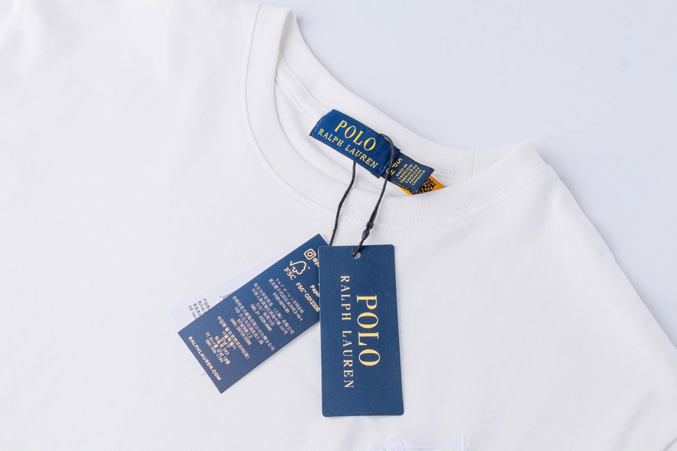 P126 Style number: 509 Ralph Lauren/Ralph Lauren 25ss simultaneously launches one-color horse embroidery round neck short sleeves. The main logo on the neck has a QR code mark, which can be scanned for verification, and the detailed horse logo embroidery is all high-density, all made with imported Tajima machines, which distinguishes low-quality products on the market. 32 counts, 240g hydrophilic toner, 100% cotton fabric, comfortable and soft, highly breathable, focusing on high-end cost-effectiveness, needless to say good quality. Available in a variety of colors, both boys and girls can try this genderless style, giving them a yuppie tone in no time. Immerse yourself in your leisurely style, and have your own style in retro. Natural, vivid, and very French romantic feelings perfectly integrate the youthful atmosphere with the trend. The clever embellishment of the horse logo embroidery carries all the eye-catching points. Color: black, white, navy blue, light gray Size: S-xL S Shoulder width 44 Bust 100 Sleeve length 22 Clothing length 68 M Shoulder width 46 Bust 104 Sleeve length 23 Clothing length 70 L Shoulder width 63 Bust 108 Sleeve length 24 Clothing length 72 xL Shoulder width 50 Bust 112 Sleeve length 25 Clothing length 74